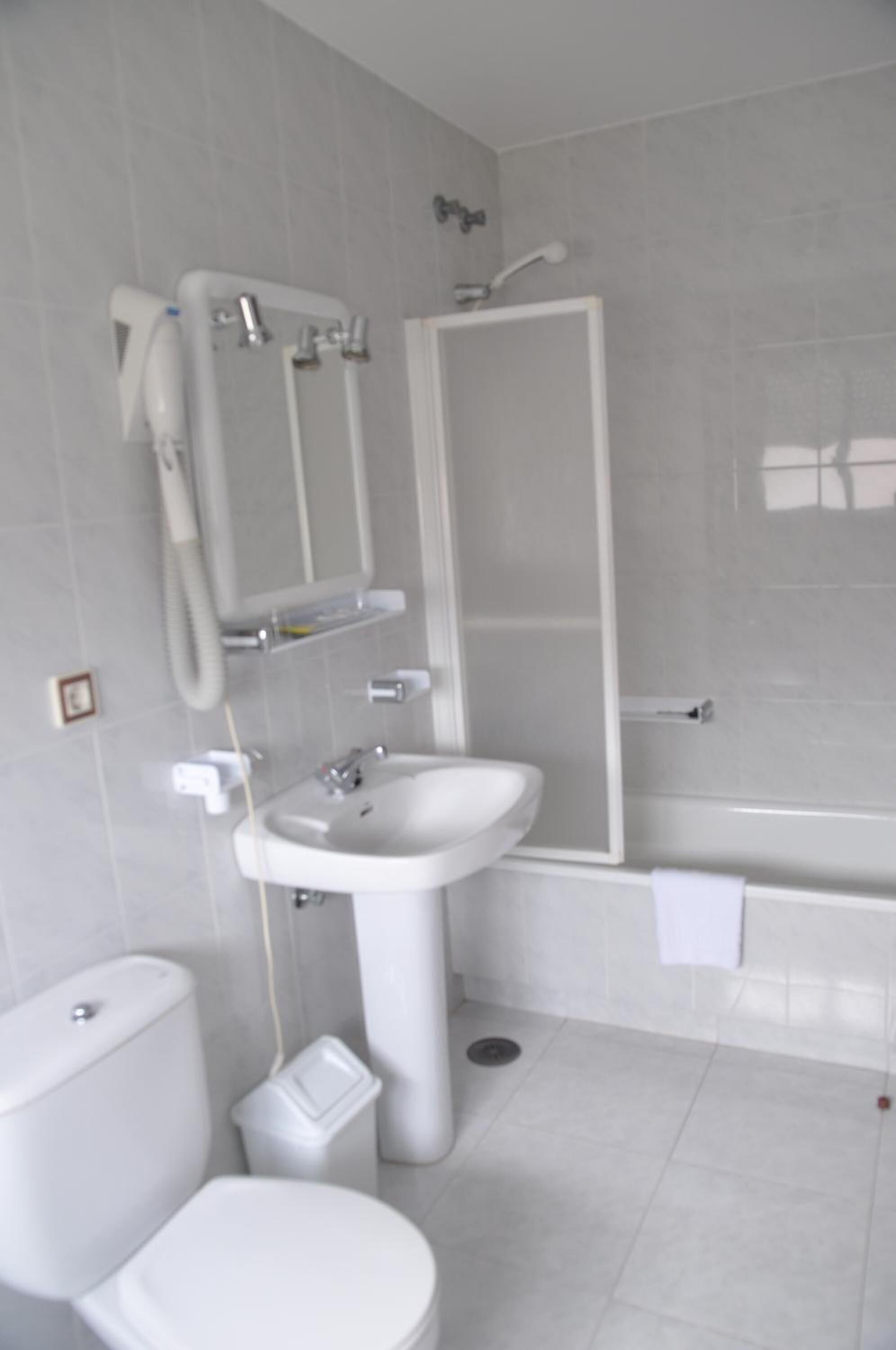 combined shower/bathtub, deep-soaking bathtub, rainfall showerhead