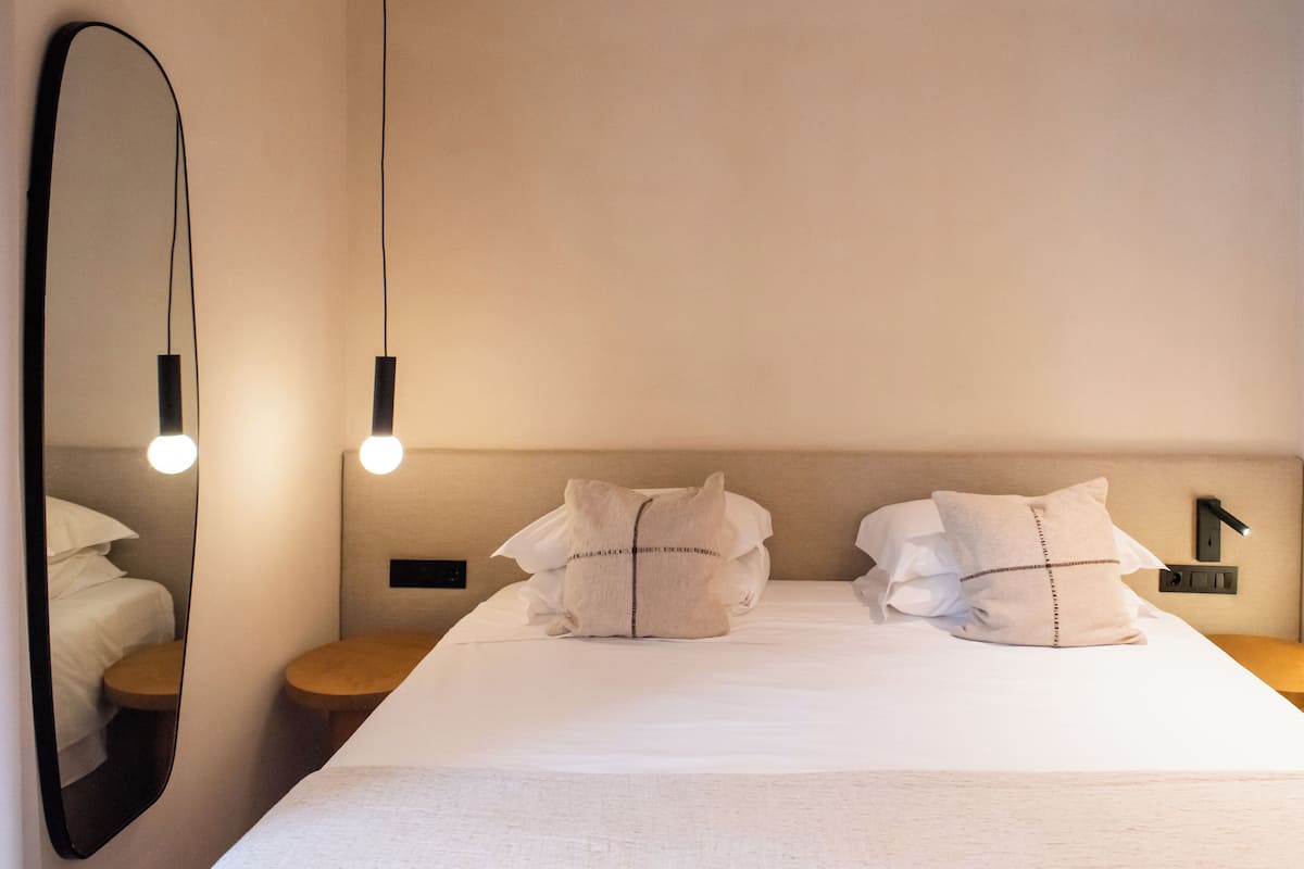 Historic Deluxe Room | 防音設備、WiFi (無料)、ベッドシーツ