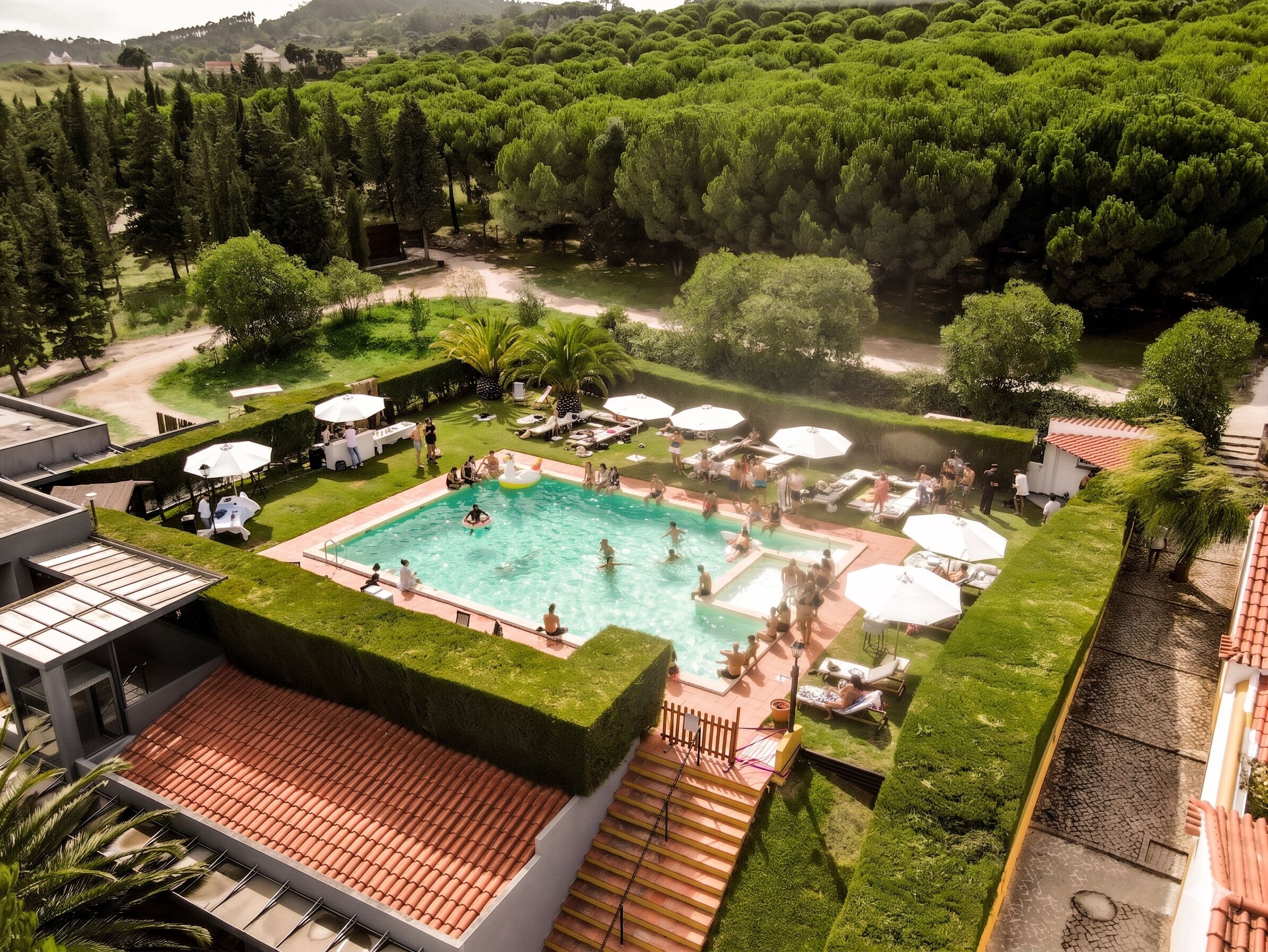 Una piscina al aire libre, sillones reclinables de piscina