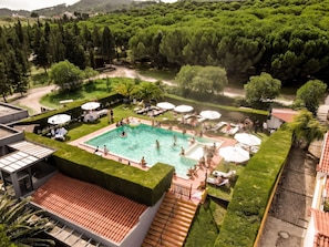 Piscine extérieure, chaises longues