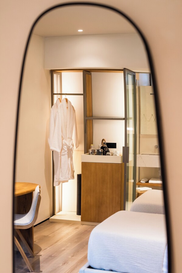 Deluxe kamer | Een minibar, geluiddichte muren, gratis wifi, beddengoed