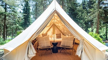 Soundproofing, free WiFi, bed sheets