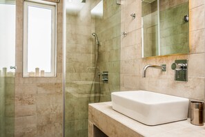 Superior appartement, 1 slaapkamer | Badkamer | Een douche, een regendouche, gratis toiletartikelen, een haardroger