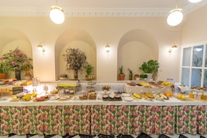 Daily buffet breakfast (EUR 18 per person)