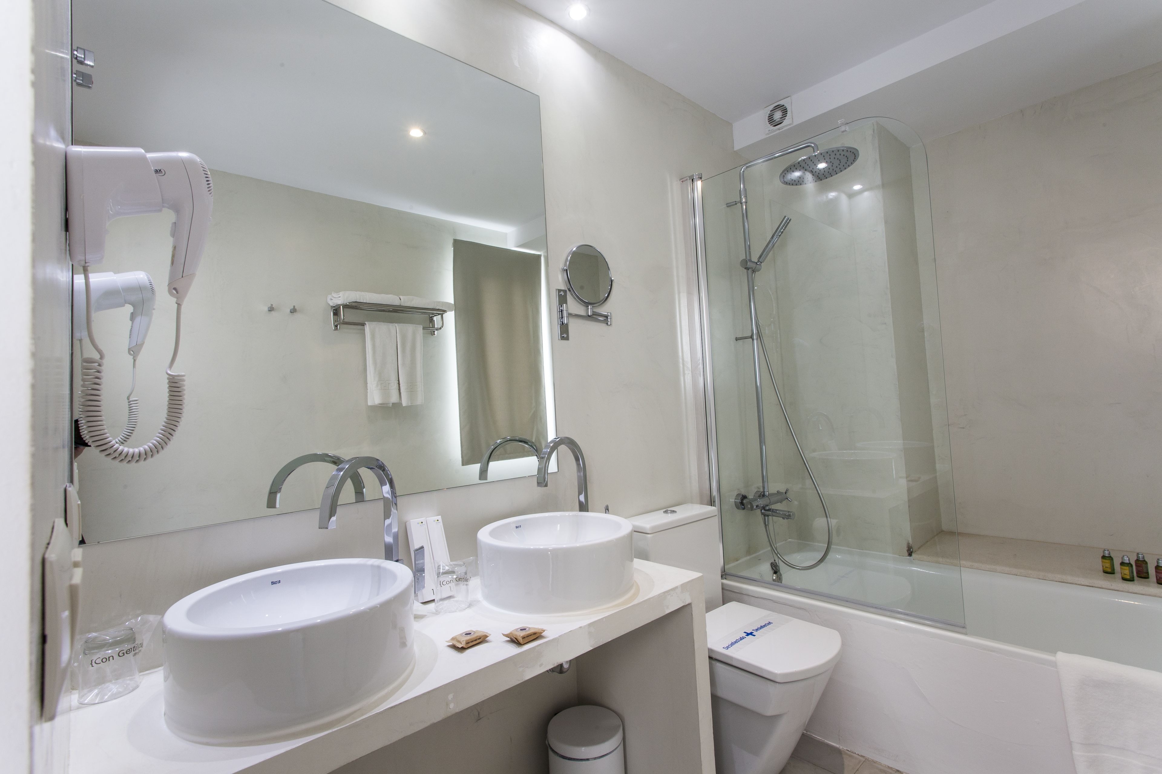 junior suite | bathroom | rainfall showerhead, free toiletries, hair dryer, towels
