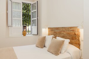 Habitación doble, planta baja | Caja fuerte, cortinas opacas, sistema de insonorización