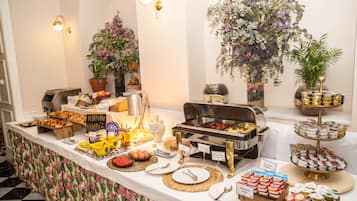 Petit déjeuner buffet (18 EUR par personne)
