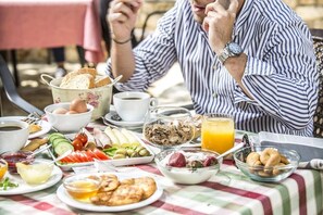 Free daily local cuisine breakfast 