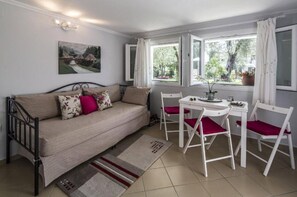 In-room safe, individually decorated, individually furnished, desk - Vassilis Guest House (Parga)