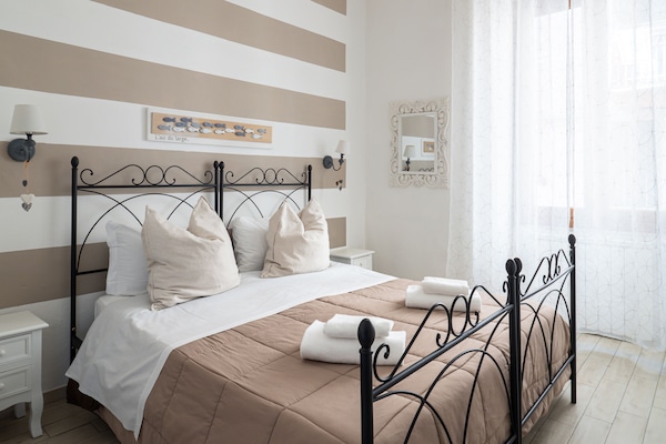 Camera Standard con letto matrimoniale o 2 letti singoli | Biancheria da letto di alta qualità, una cassaforte in camera