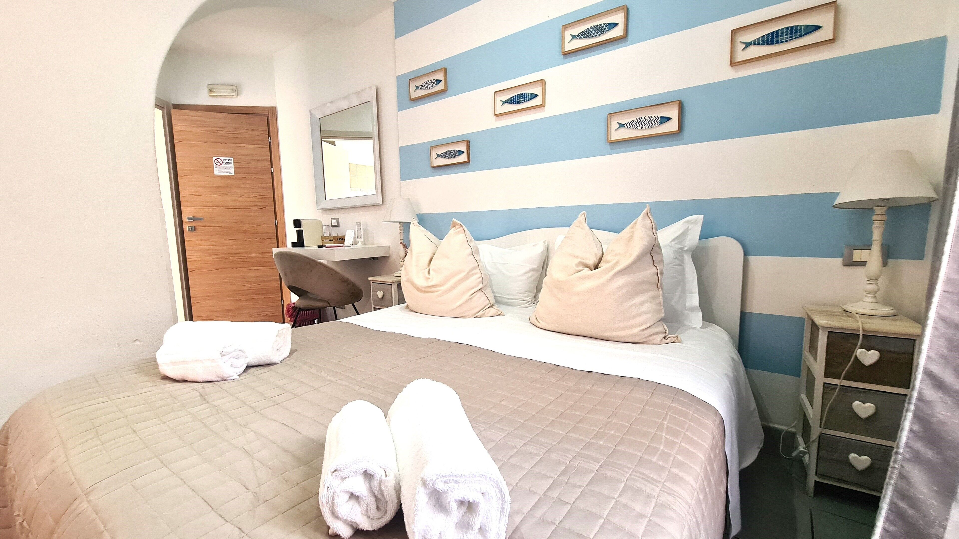 Habitación doble, 1 cama de matrimonio, baño privado | Ropa de cama de alta calidad, caja fuerte, escritorio y cortinas opacas