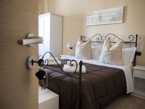Double Room, 1 Katil Ratu (Queen), Ensuite | Peralatan tempat tidur premium, peti besi dalam bilik, meja 