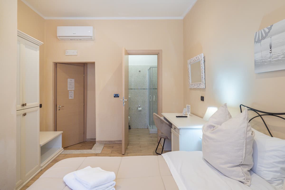 Habitación estándar con 1 cama doble o 2 individuales | Ropa de cama de alta calidad, caja fuerte, escritorio y cortinas opacas