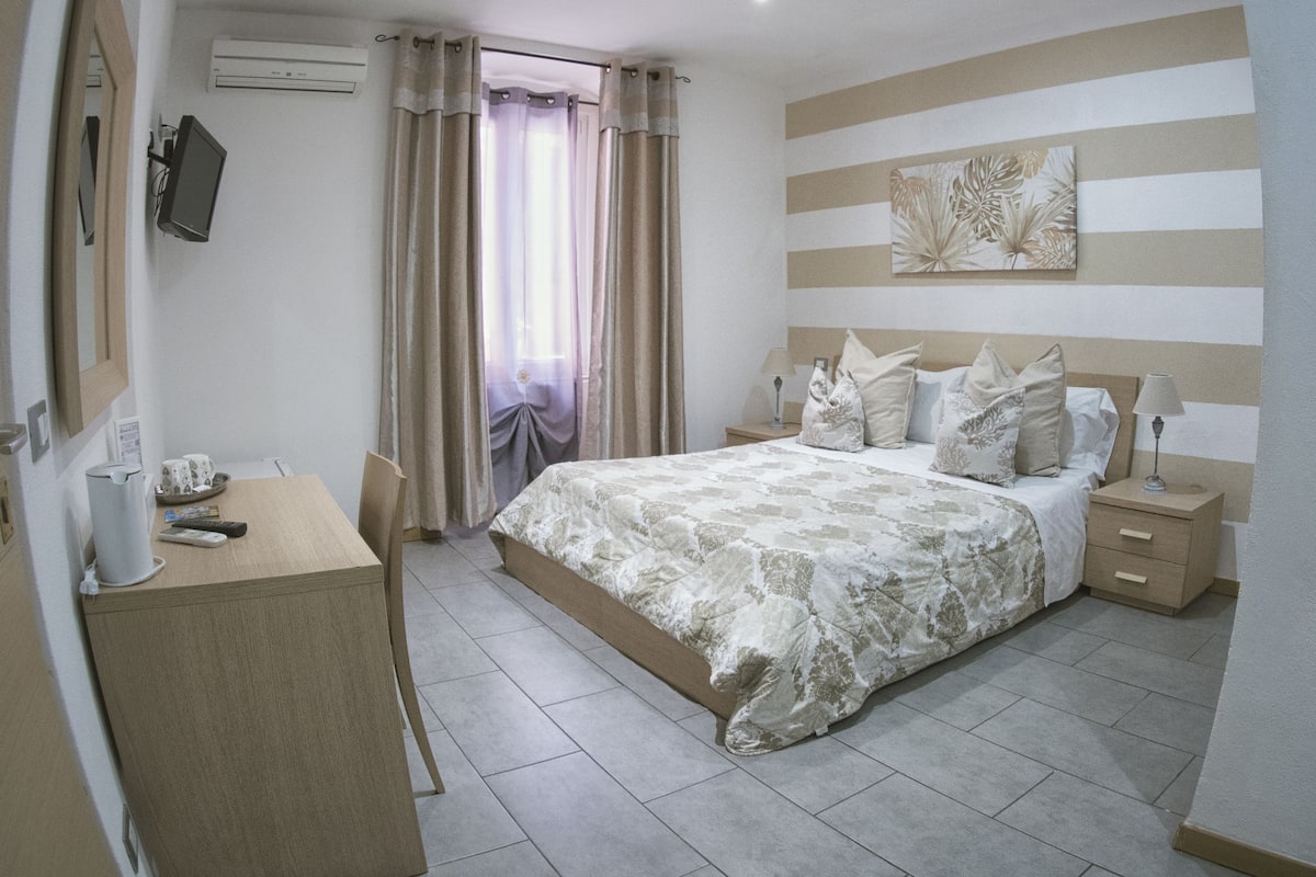Ropa de cama de alta calidad, caja fuerte, escritorio y cortinas opacas