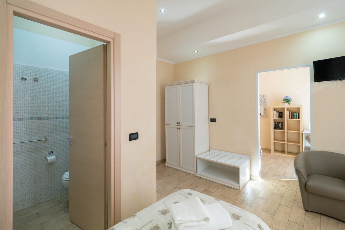 Habitación, balcón, vistas a la ciudad | Ropa de cama de alta calidad, caja fuerte, escritorio y cortinas opacas