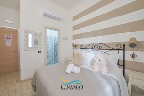 Double Room, 1 Queen Bed, Ensuite | Premium bedding, in-room safe, desk, blackout curtains - Affittacamere Lunamar (La Spezia)