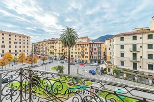 Un paisaje urbano con edificios de varios pisos, una glorieta y una palmera.