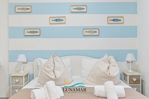 Chambre double, 1 grand lit, salle de bain attenante | Literie de qualité, coffre-fort, bureau, rideaux d’obscurcissement