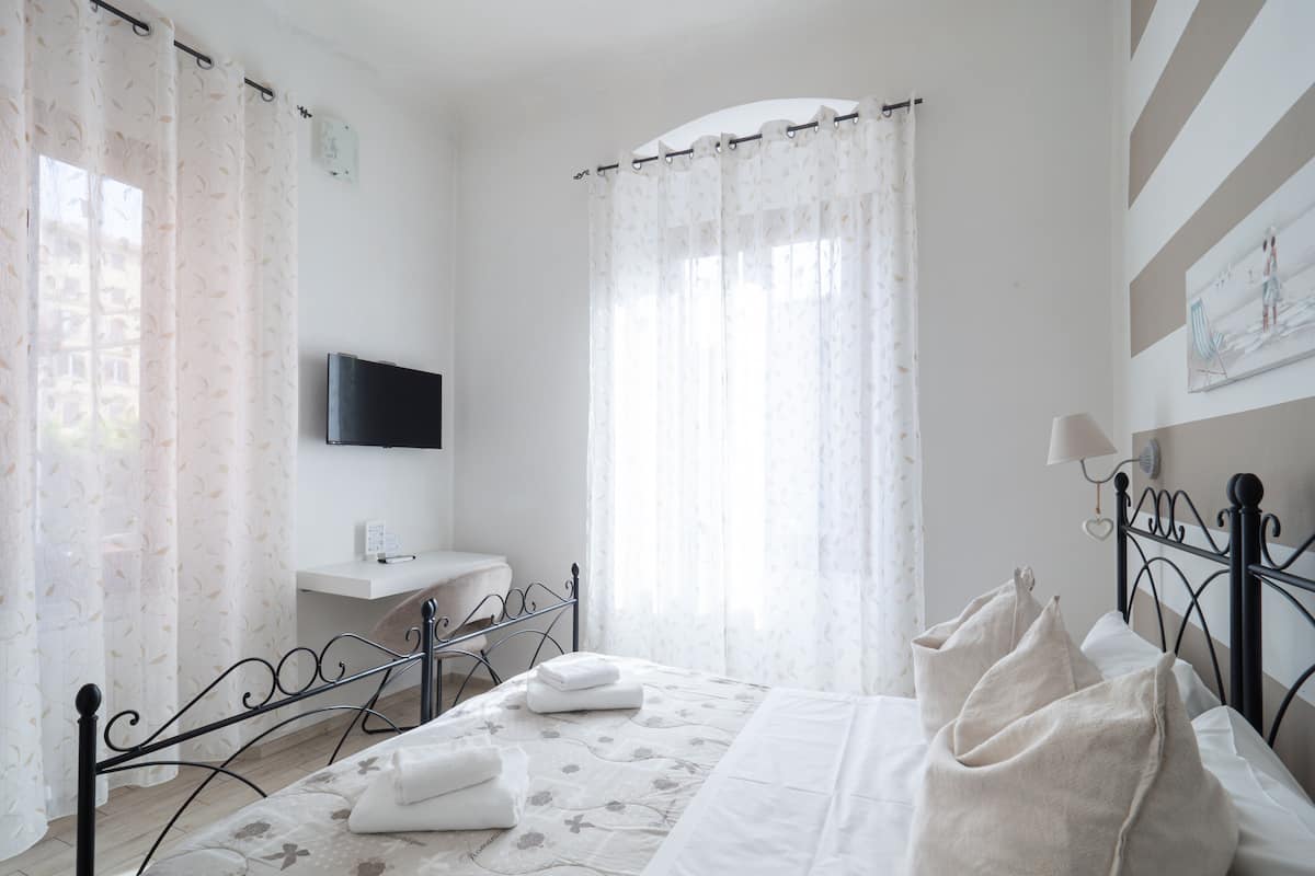 Habitación Confort, 2 habitaciones, 2 baños, vistas a la ciudad | Ropa de cama de alta calidad, caja fuerte, escritorio y cortinas opacas