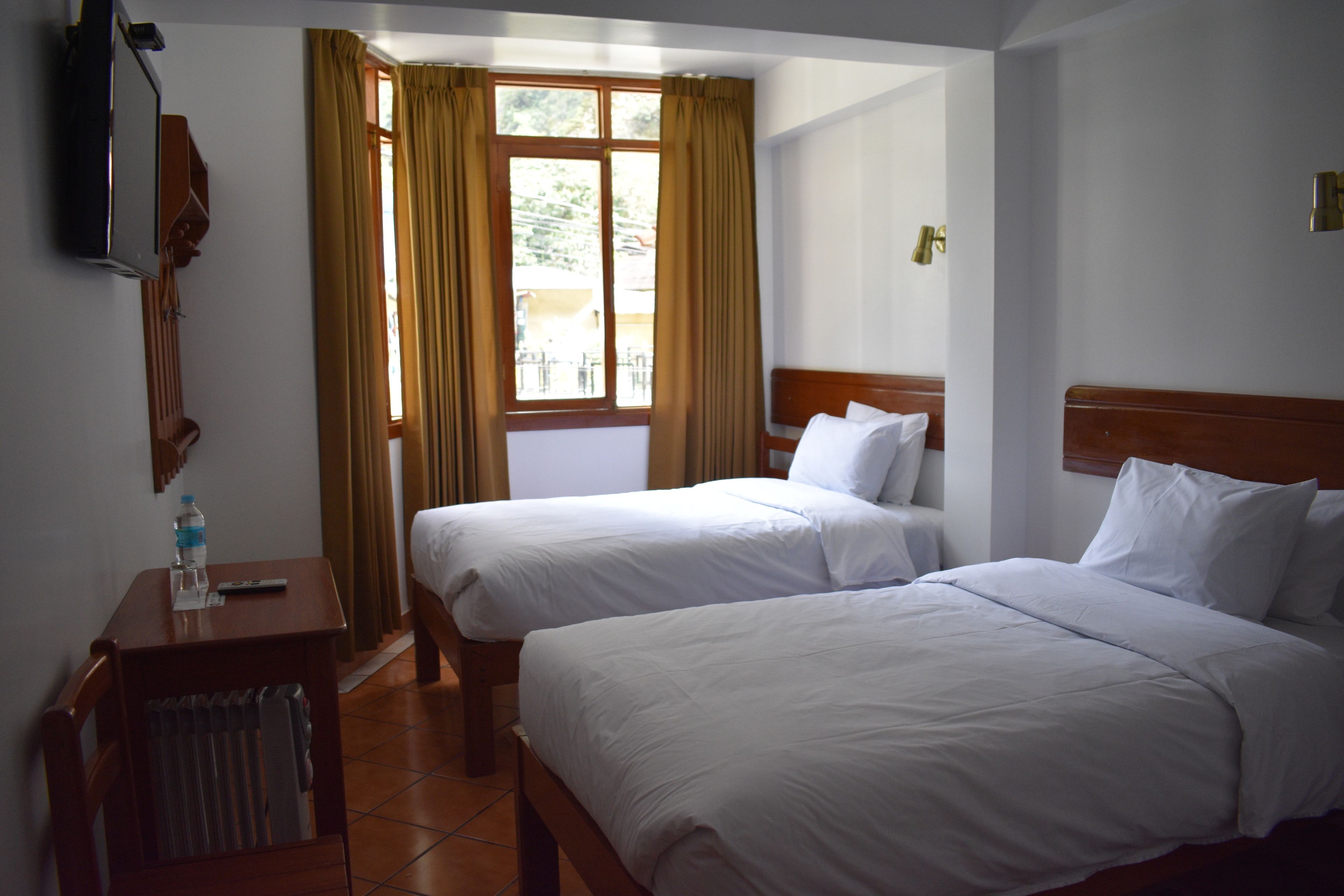 1 غرفة نوم وخزنة داخل الغرفة ومكتب ومكواة/لوح كي