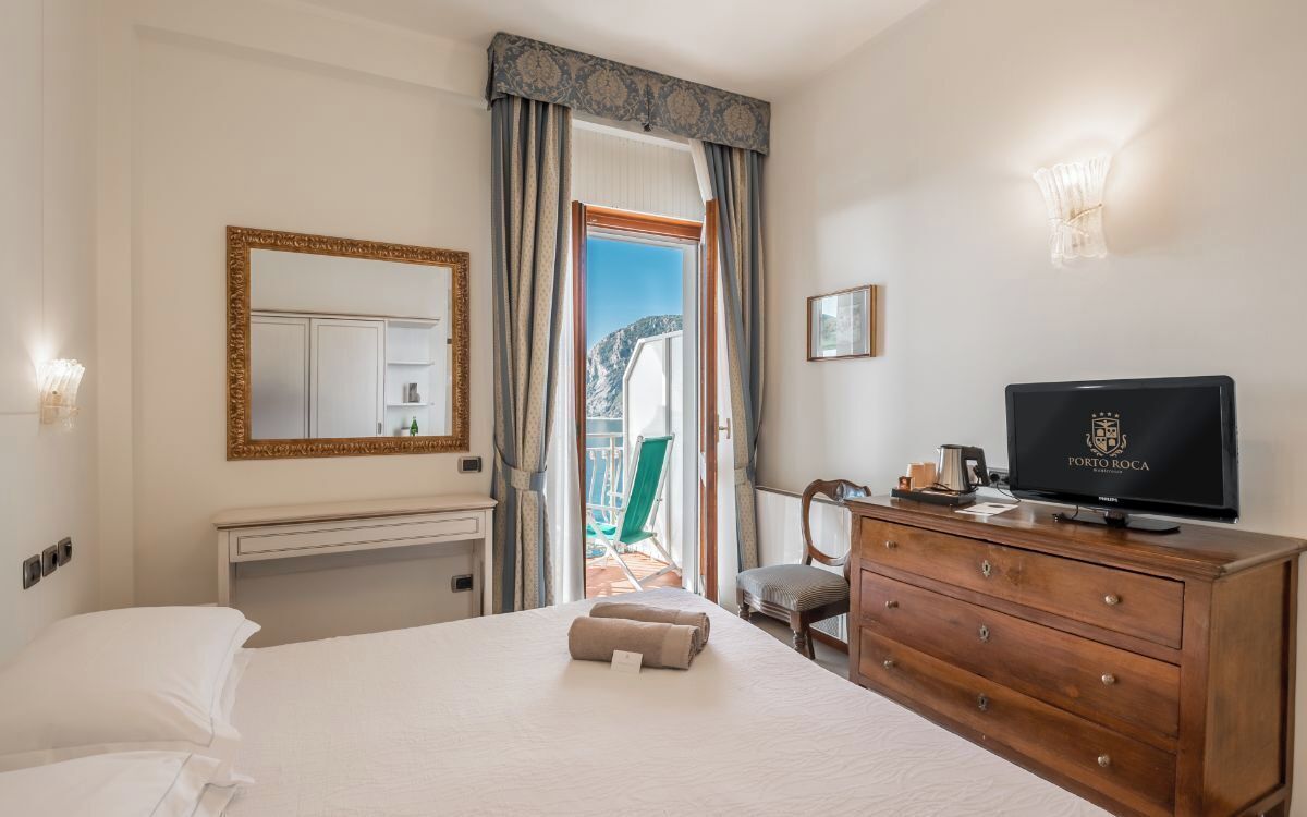 standard room, sea view | 1 bedroom, frette italian sheets, premium bedding, minibar