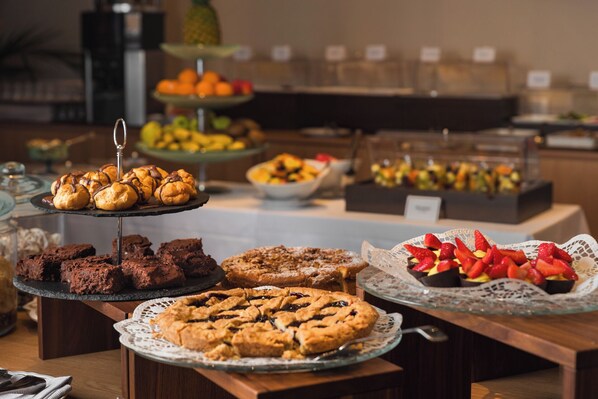 A buffet with various desserts including cookies, brownies, and a pie. - Hotel Porto Roca (Monterosso al Mare)