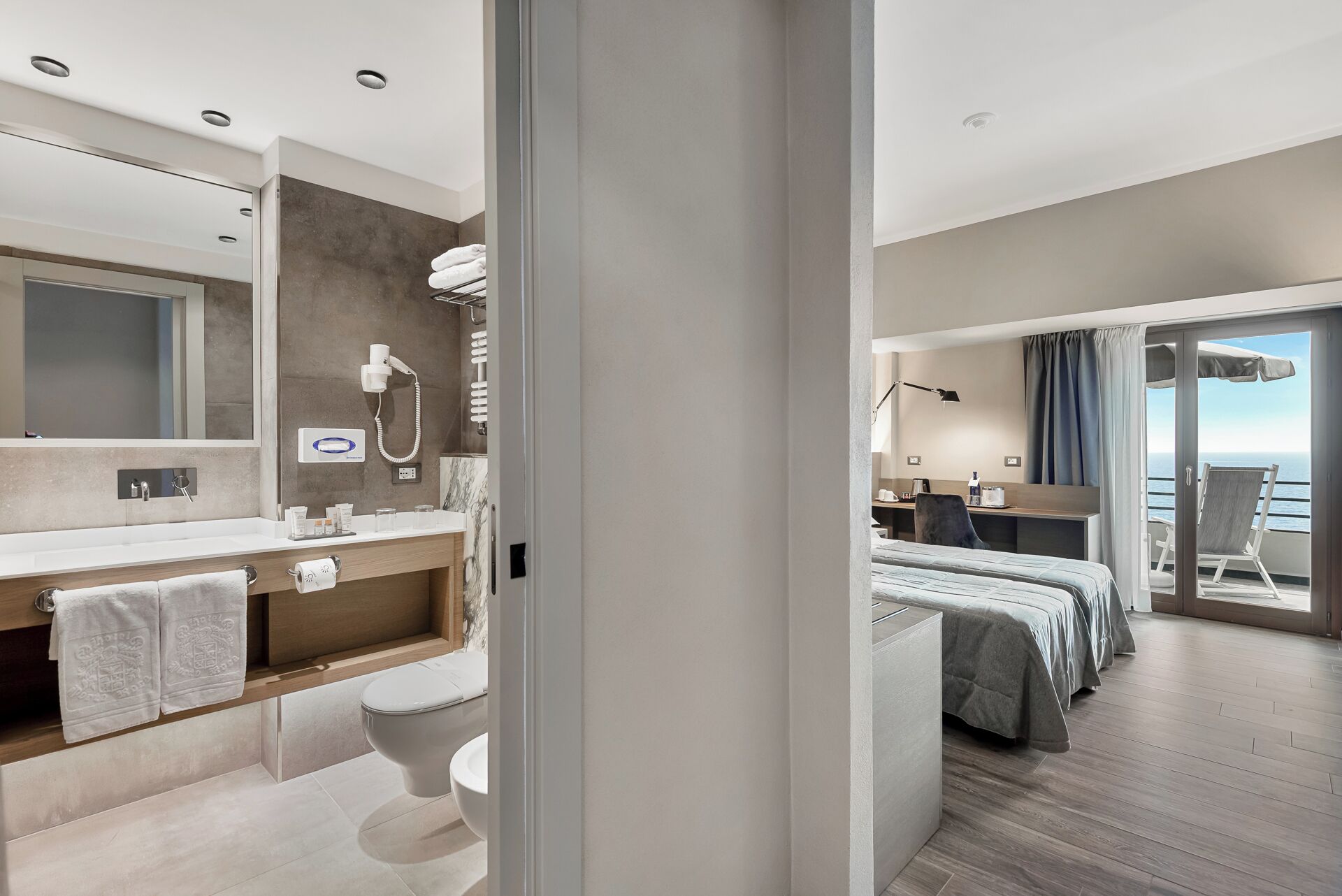 classic room, balcony, sea view | 1 bedroom, frette italian sheets, premium bedding, minibar