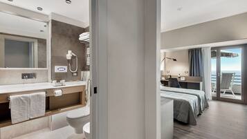 Classic-Zimmer, Balkon, Meerblick | Italienische Bettbezüge von Frette, hochwertige Bettwaren, Minibar