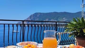 Breakfast, lunch, dinner served; Regional cuisine