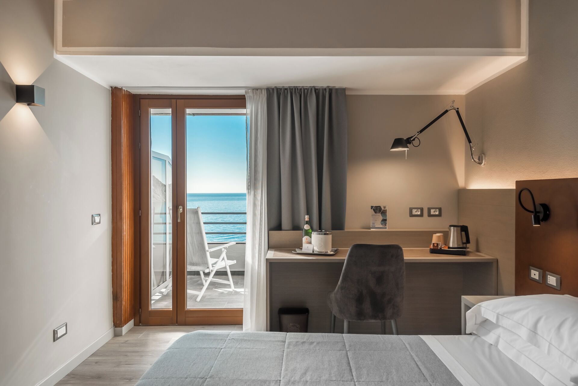 classic room, balcony, sea view | 1 bedroom, frette italian sheets, premium bedding, minibar