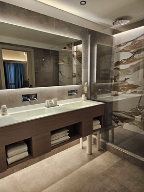 Suite, vue sur la mer | Draps italiens de Frette, literie de qualité, minibar, coffre-fort