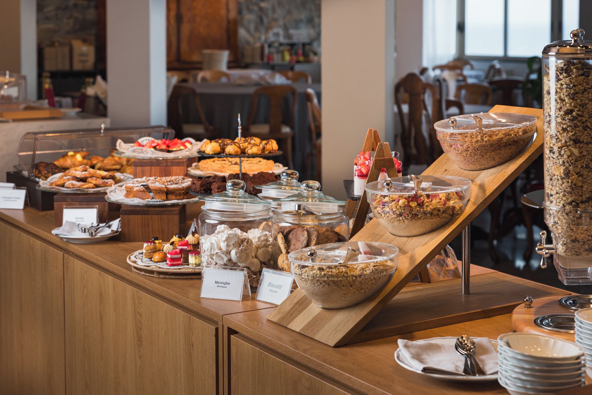 Serveert ontbijt, lunch, diner, regionale gerechten 