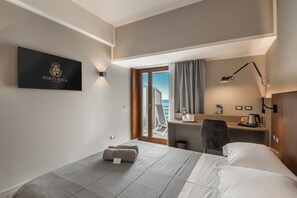 Classic Room, Balcony, Sea View | Frette Italian sheets, premium bedding, minibar, in-room safe - Hotel Porto Roca (Monterosso al Mare)