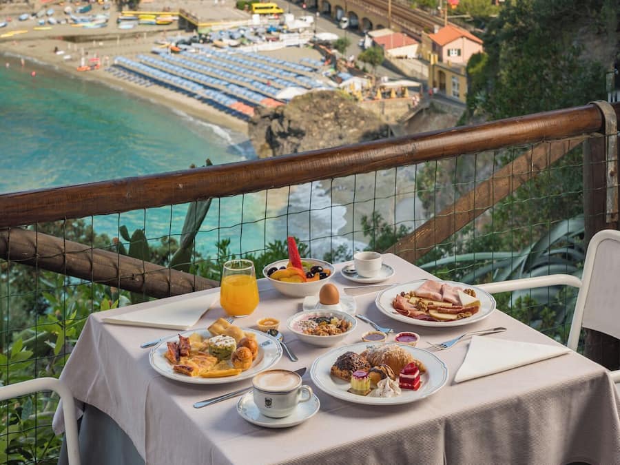 Melayani sarapan, makan siang, makan malam; sajian masakan daerah