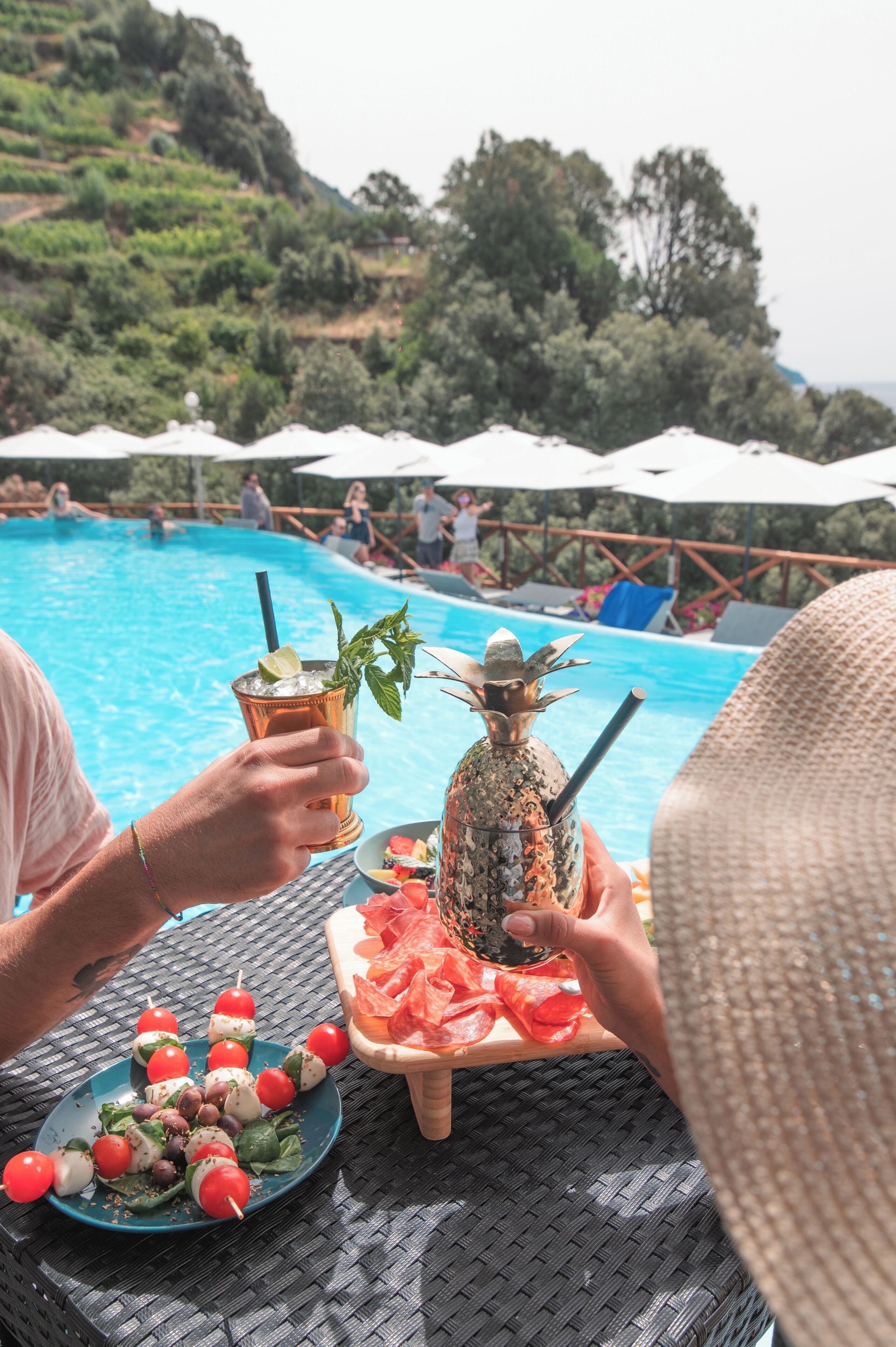 حيث تُقدم وجبات الإفطار، الغداء، العشاء، الأطباق الإقليمية