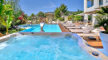 Piscine extérieure, parasols de plage, chaises longues