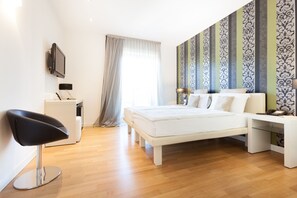 Room IN | Duntäcken, bäddmadrasser, minibar och värdeförvaringsskåp på rummet