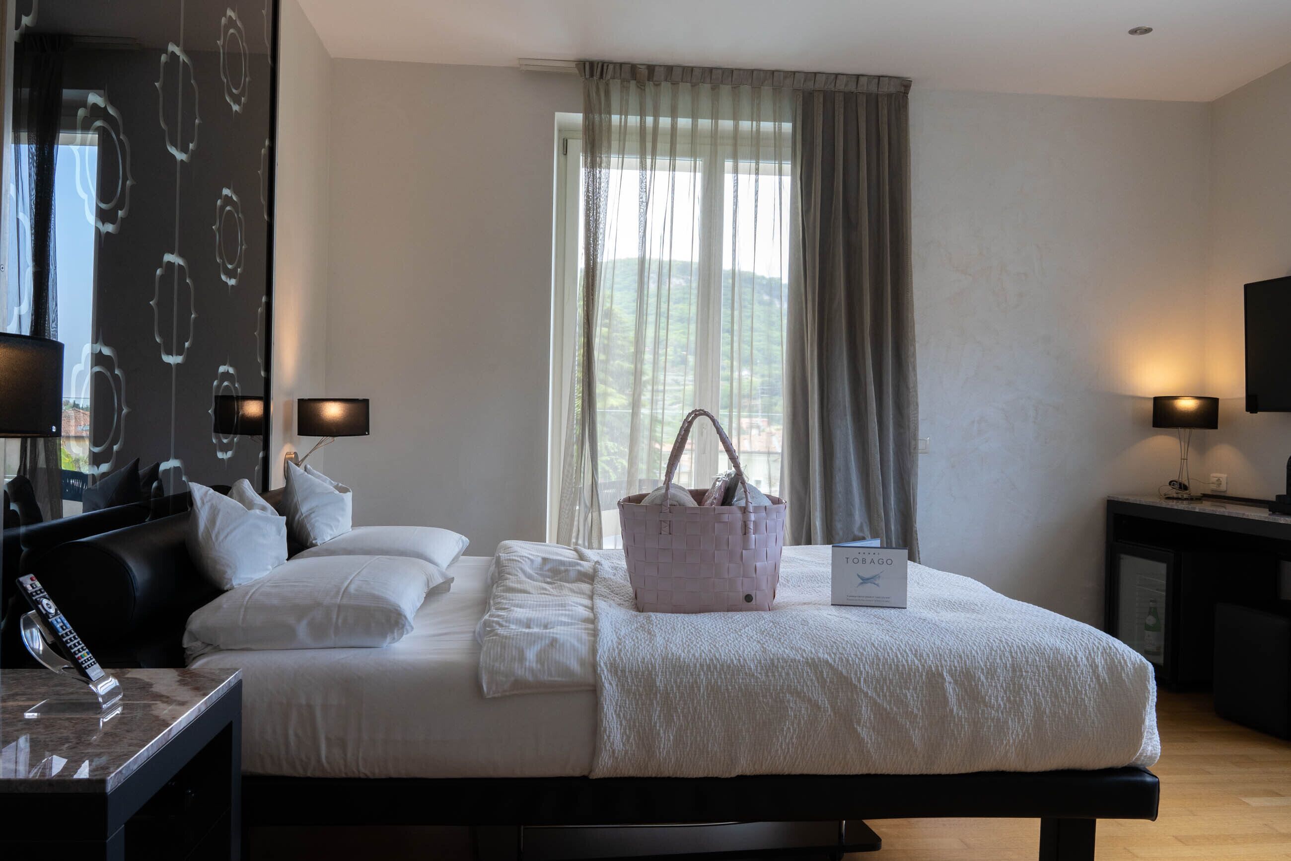 jacuzzi room | 1 bedroom, down duvets, pillow-top beds, minibar