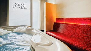A hot tub with a view of the sky, a red textured bench, and a sign reading "Tobacco Welcome". - Tobago Hotel (Garda)