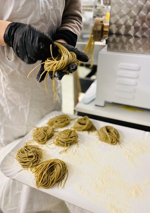 Frukost och lunch serveras, med utsikt mot poolen 