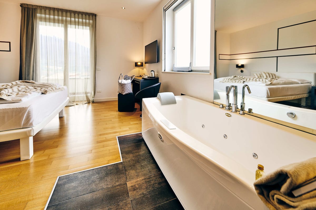 jacuzzi room | private spa tub