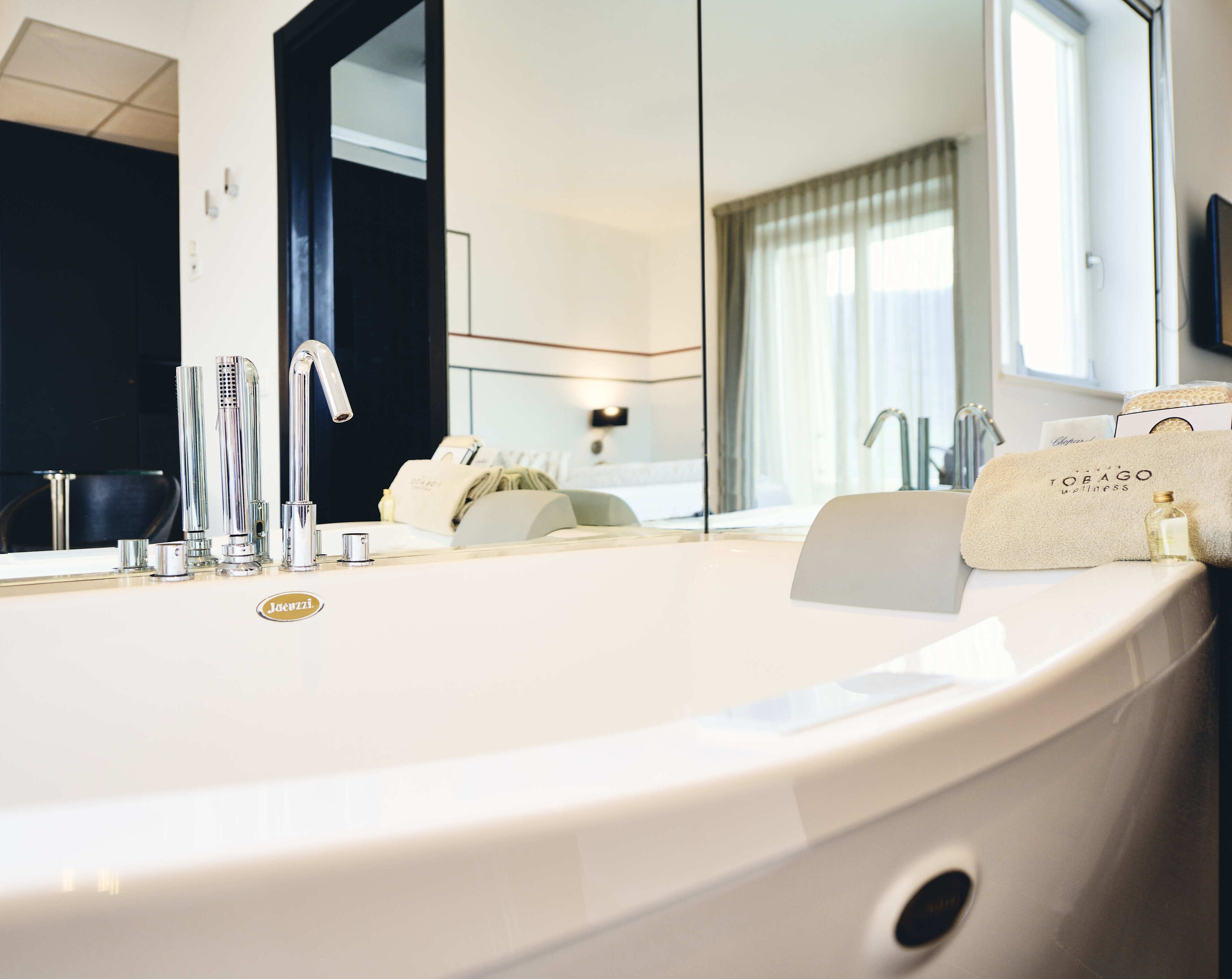 jacuzzi room | private spa tub