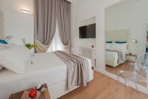 Apartemen, pemandangan kota | Seprai antialergi, minibar, brankas, dan didekorasi berbeda-beda