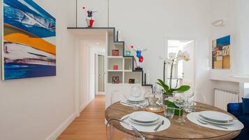 One-Bedroom Apartment (Annex: Piazza della Maddalena, 2) | In-room dining
