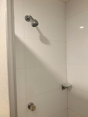 Habitación Estándar Doble | Bathroom | Shower, towels