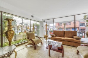 Área de estar no saguão