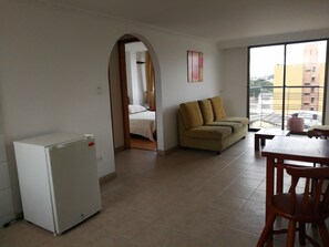 Quarto solteiro standard | Área de estar | TV de tela plana