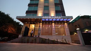 Un edificio moderno con un letrero que dice "PRIVATE AFFAIR".