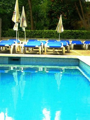 Outdoor pool, pool umbrellas, sun loungers - Hostal Magnolia (Lloret de Mar)