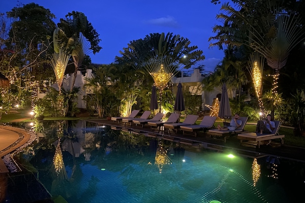 3 kolam renang terbuka, kabana percuma, payung kolam